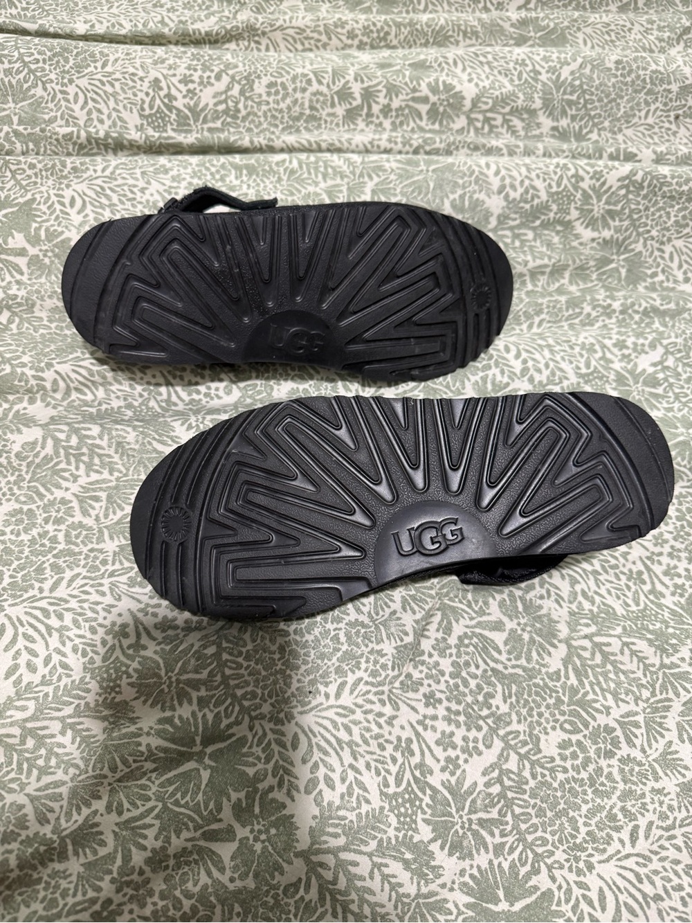 UGG Big Kids Goldenstar Clog - Picture 4 of 5
